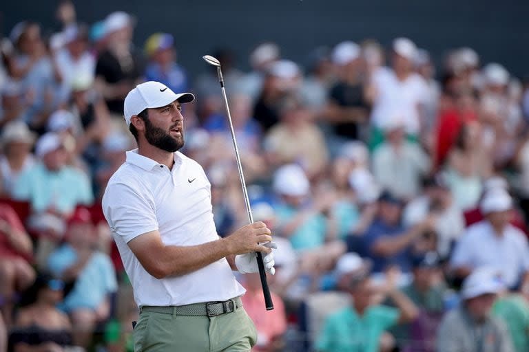 Scottie Scheffler pega en el hoyo 17 de The Players, en el TPC Sawgrass; un N° 1 del mundo cada vez más sólido