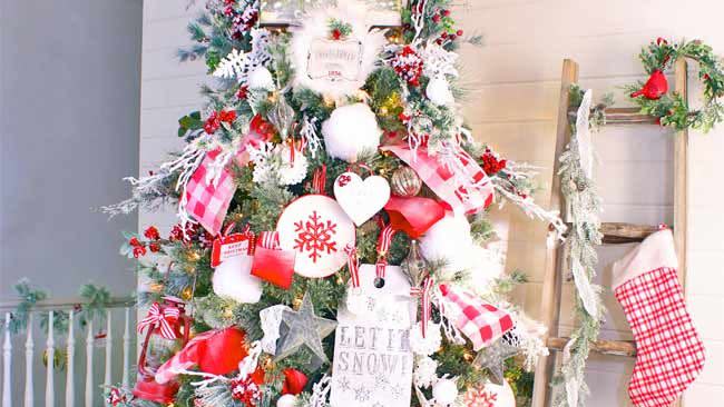 Christmas Tree Decoration Ideas - Farmhouse-Inspired Tree 