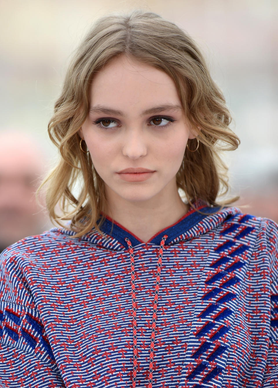 Lily-Rose Depp et ses cheveux ondulés