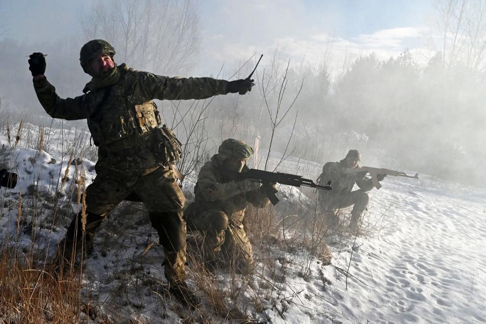 Ukrainian Territorial Defense Forces, the military reserve of the Ukrainian Armes Forces, take part in a military exercise near Kiev on December 25, 2021.