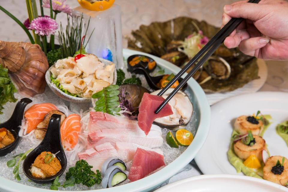 新東南的海鮮盤可以自己選擇食材，其中不乏日本進口北寄貝、日本香螺、加拿大海膽、台灣紅魽等。盤（4人份）/約1500元。