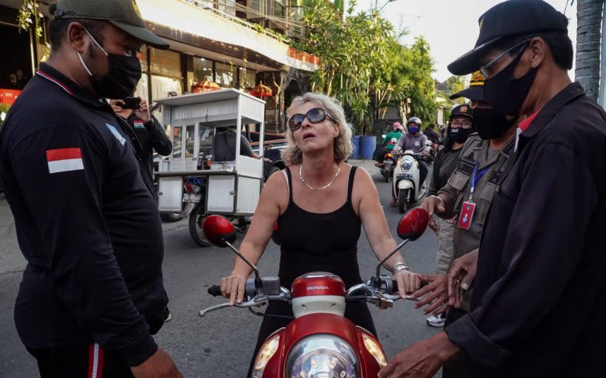 A woman is pulled over by police in the street. CREDIT: ZUMA PRESS/ALAMY LIVE NEWS - ZUMA PRESS/ALAMY LIVE NEWS