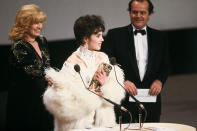 <p>Pour recevoir son premier César, décerné pour son interprétation dans « L’été meurtrier », Isabelle Adjani, que l’on surnomme aujourd’hui « la femme aux 5 César » portait ce soir là une longue robe d’un blanc immaculé avec un manteau à plumes. </p>