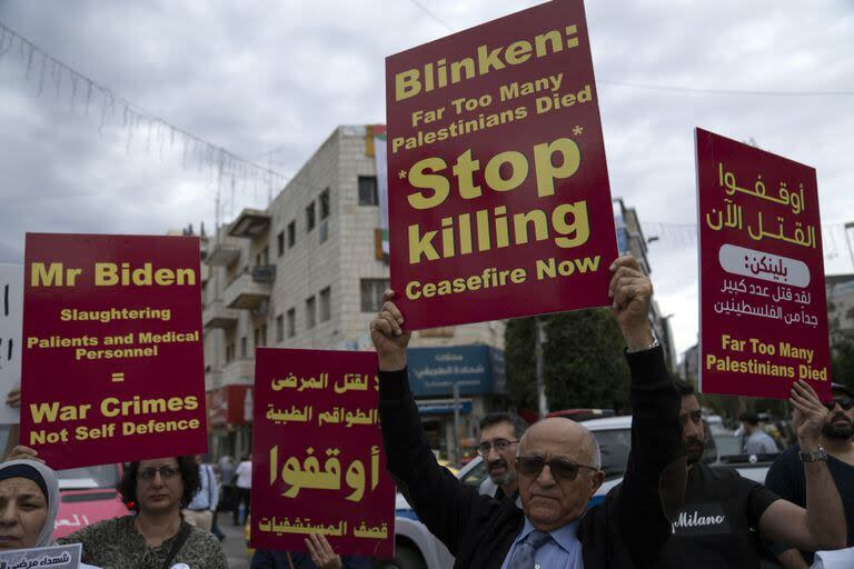 Una protesta en Cisjordania pidiendo al secretario de Estado norteamericano que detenga la ofensiva israelí en Gaza 