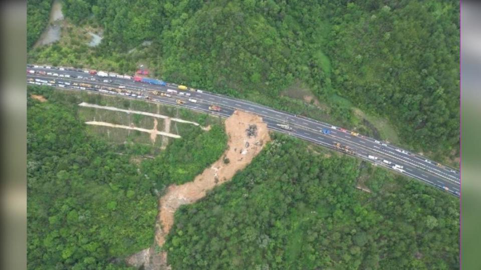 梅龍高速公路坍塌空拍畫面。（圖／翻攝自 微博）
