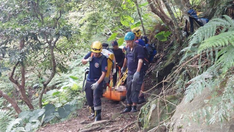 搜救人員尋獲馮男遺體運送下山。（圖／翻攝畫面）