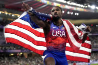 El estadounidense Noah Lyles festeja tras ganar la final de los 100 metros masculinos en los Juegos Olímpicos de París, el domingo 4 de agosto de 2024, en Saint-Denis, Francia. (AP Foto/Matthias Schrader)