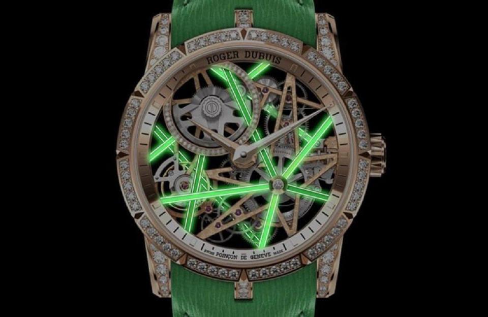 ROGER DUBUIS 羅杰杜彼 Excalibur Monobalancier Blacklight 夜光腕錶綠色限量版，定價約NT$3,630,000。