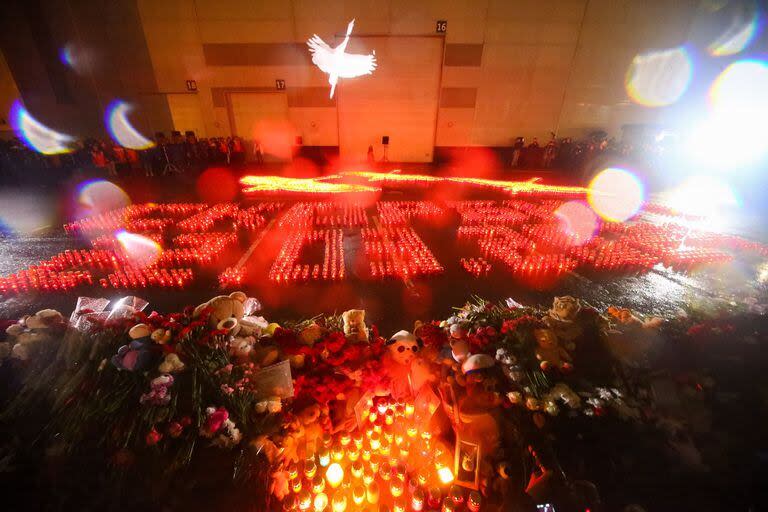 Un memorial improvisado frente al Crocus City Hall en Krasnogorsk el 24 de marzo de 2024.