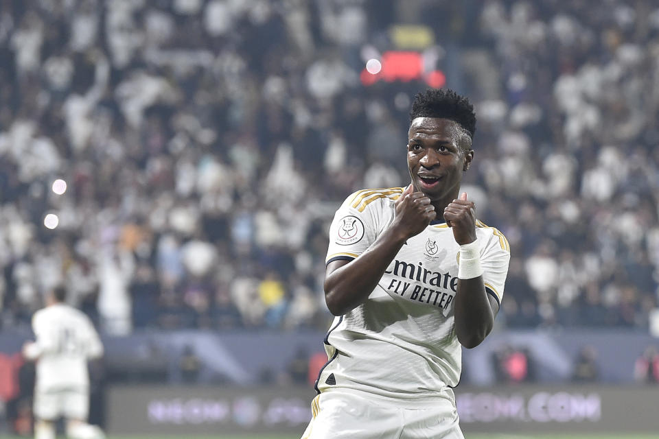 Vinicius Junior celebra tras marcar un gol para el Real Madrid en la victoria 4-1 ante el Barcelona en la Supercopa española, el domingo 14 de enero de 2024, en Riad, Arabia Saudí. (AP Photo)