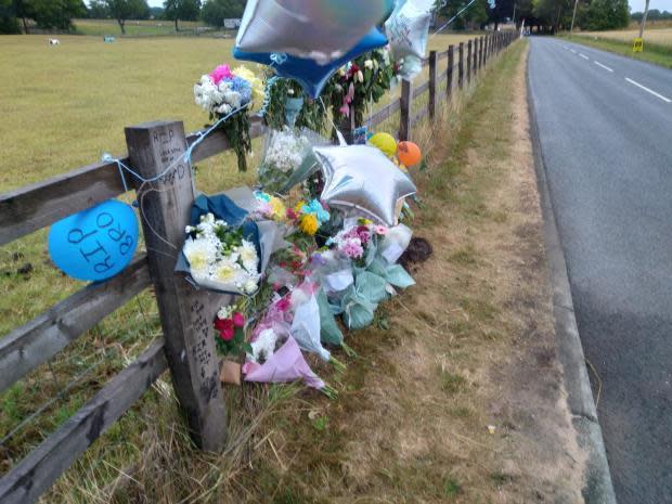Warrington Guardian: tributos florales en la escena de la muerte de Ben Smith en Culcheth