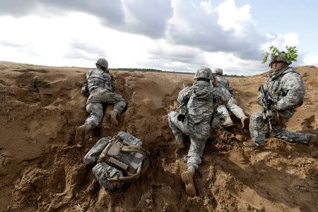 Paratroopers of the 173rd Airborne Brigade of the U.S. Army in Europe take part in military exercise "Black Arrow" in Rukla May 14, 2014. REUTERS/Ints Kalnins/File Photo