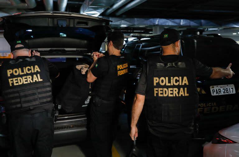 La policía brasileña lanzó docenas de redadas el jueves contra el ex presidente Jair Bolsonaro, a quien se le ordenó entregar su pasaporte, y su círculo íntimo por las acusaciones de orquestar una invasión de la sede del poder el año pasado
 (Sergio Lima / AFP)