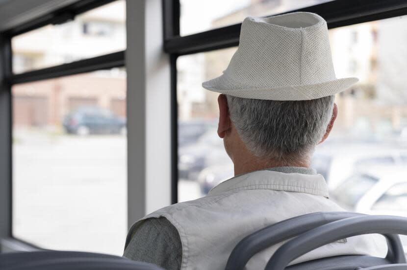 學者認為，高齡者需自己騎車、開車，其實代表當地公共運輸系統不夠完善。圖片來源 / Freepik