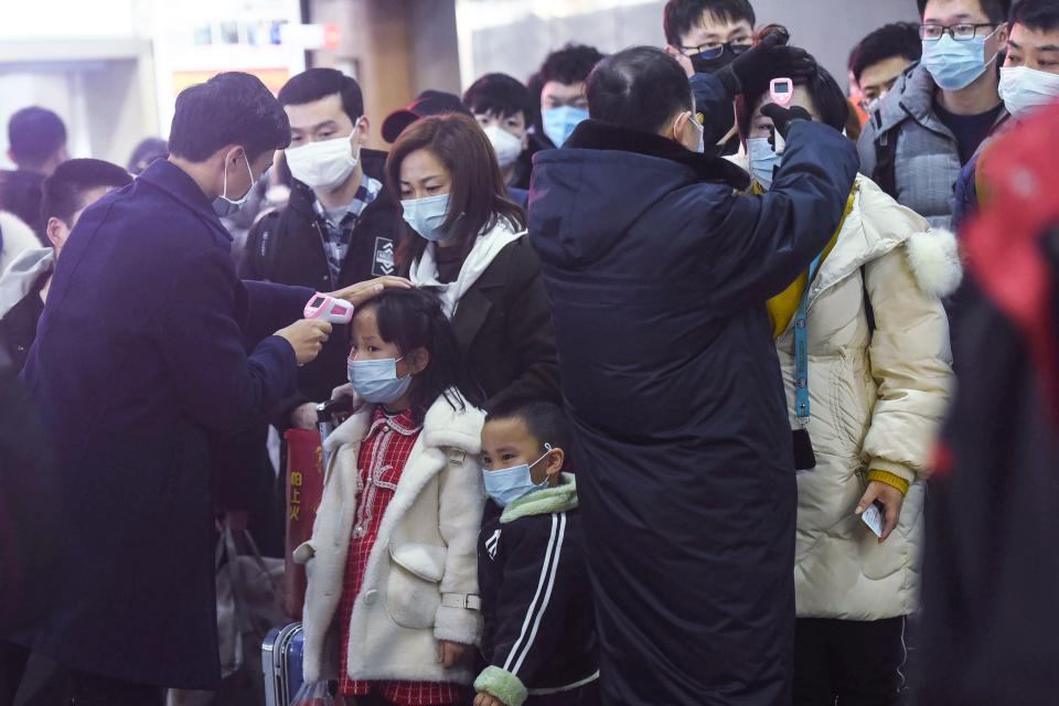 Las autoridades chinas extienden la cuarentena a unos veinte millones de personas en dos ciudades afectadas por la epidemia del nuevo coronavirus | imagen STR/AFP via Getty Images