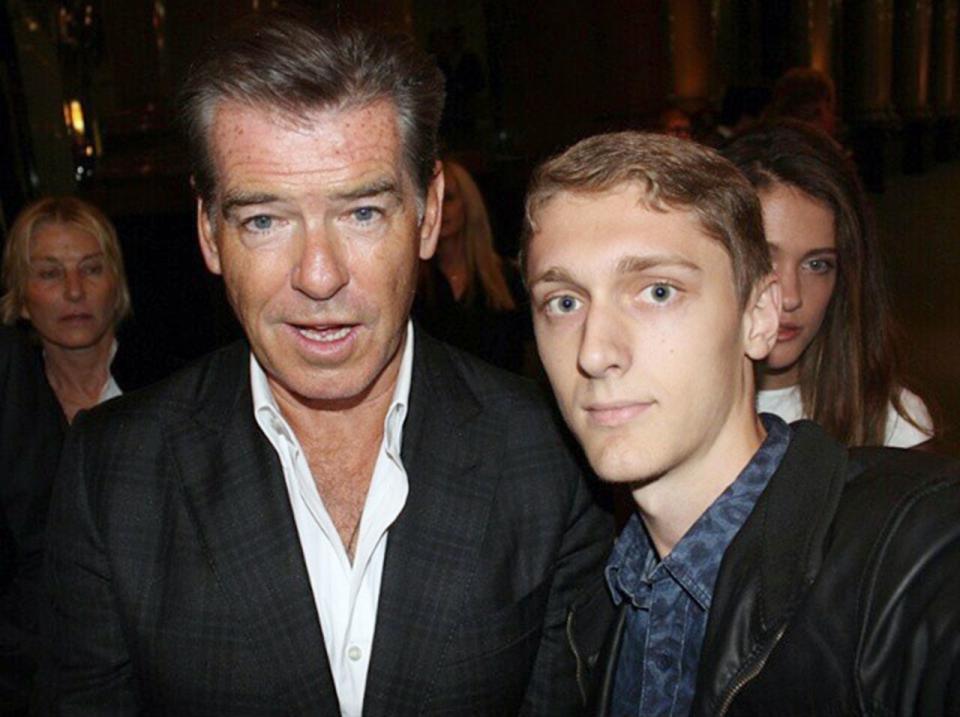 James Bond Star Pierce Brosnan scheint sich über das Pokerface seines Kumpels zu amüsieren.