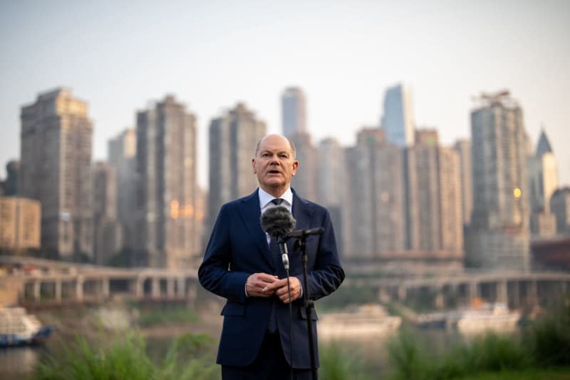 German Chancellor Olaf Scholz makes a statement on the situation in Israel and his trip through China. Michael Kappeler/dpa