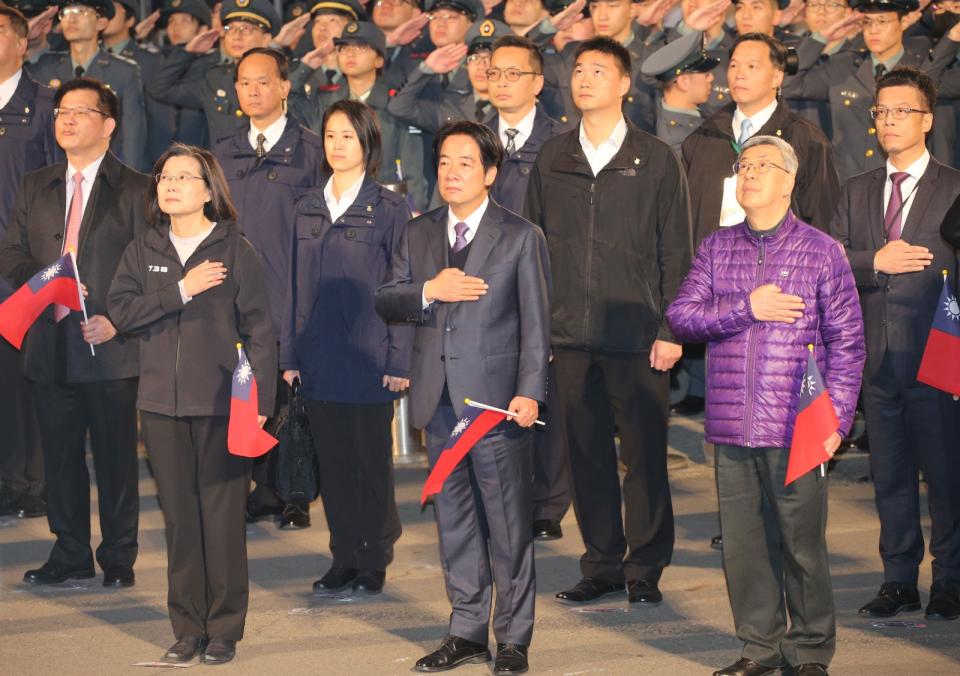 中華民國在台灣主權地位明確，但中國持續扭曲聯合國2758號決議，企圖形塑國際論述，藉以改變現狀。圖為總統蔡英文、副總統賴清德一同參加2024總統府元旦升旗典禮。台北市攝影記者聯誼會提供