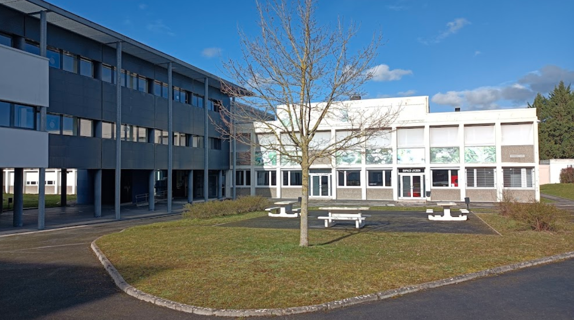 La cour du lycée Joliot-Curie, à Reims. Un enseignant et un CPE ont été agressés par un groupe d’élèves, au sein de l’établissement, ce 12 janvier 2024.