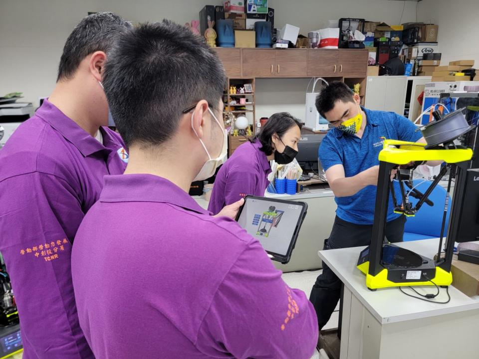 ▲學員使用平板進行3D列印機模擬操作。(圖/中彰投分署提供)