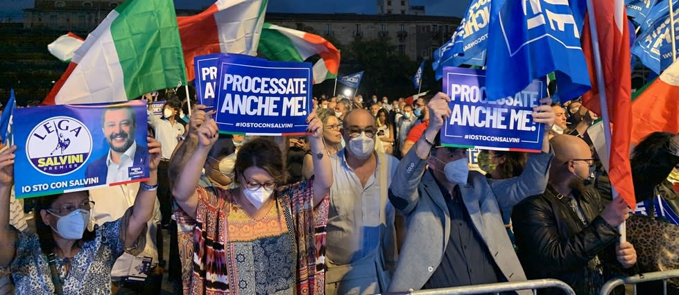 Supporters de Salvini à Catane, en marge du procès de l'ex-ministre de l'Intérieur. Sur leurs pancartes, ce slogan : « Jugez-moi aussi ».
