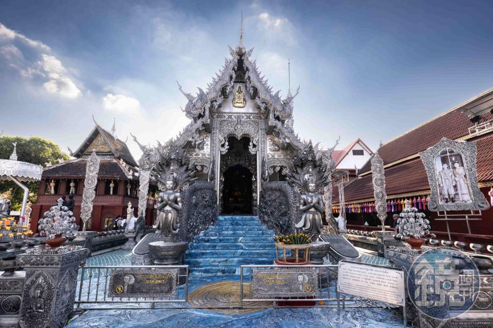 銀廟「素攀寺」（Wat Sri suphan）建築為蘭納風格，雕刻精美的鋁銀裝飾描繪了佛教故事、佛法謎題和寺廟的歷史。
