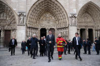 El ministro francés del Interior, Christophe Castaner (centro), se marcha después de visitar la catedral de Notre Dame en París, el martes 16 de abril de 2019. (Christophe Petit Tesson, Pool vía AP)