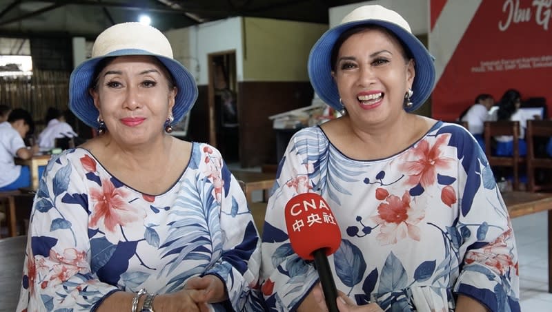 印尼75歲的雙胞胎姊妹羅莎蒂和伊利雅寧希 印尼75歲的雙胞胎姊妹羅莎蒂（右）和伊利雅寧希 （左）在雅加達創立慈善學校，已營運超過34年。辦 學精神深受周大觀文教基金會肯定，決定向這對姊妹 頒發「全球熱愛生命獎章」。 中央社記者李宗憲雅加達攝  113年5月6日 