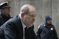 Harvey Weinstein llega a un tribunal en Manhattan para asistir al proceso de selección de jurados para su juicio por cargos de violación y abuso sexual, el jueves 16 de enero del 2020 en Nueva York. (AP Foto/Mark Lennihan)