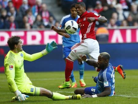 Football Soccer - Bayern Munich v Hamburg SV - German Bundesliga - Allianz Arena, Munich, Germany - 25/02/17 - Bayern Munich's Douglas Costa in action v Hamburg's Johan Djourou and goal keeper Rene Adler. REUTERS/Michaela Rehle