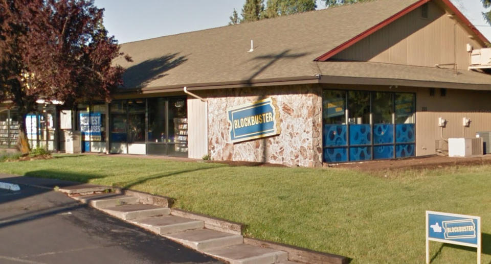 Fachada del último de los Blockbuster de Estados Unidos está en Bend, Oregon. Fuente de la imagen: Google Maps.