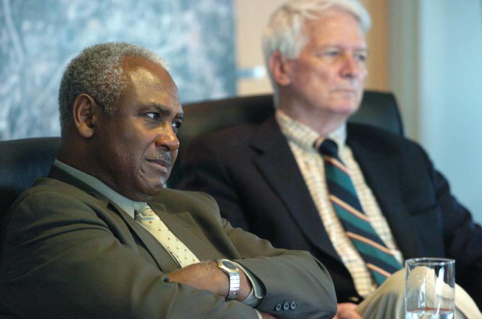 Former Charlotte Mayor Harvey Gantt, left, and former Charlotte Observer publisher Rolfe Neill attend a meeting with other former center city leaders at Charlotte Center City Partners on Tuesday, March 17, 2009. YALONDA M. JAMES/yjames@charlotteobserver.com