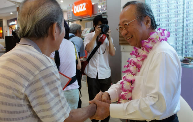 A supporter gives Dr Tan Cheng Bock a fan saying 'Tan Cheng Bock from Parliament to Istana'. (Yahoo! photo/Alicia Wong)