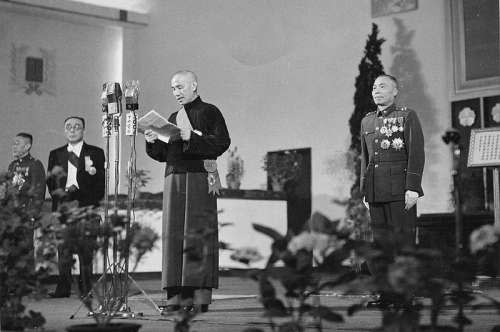 1948年5月20日，蔣介石與李宗仁行憲後第一任正副總統就職大典。（維基百科＠Chien0430）