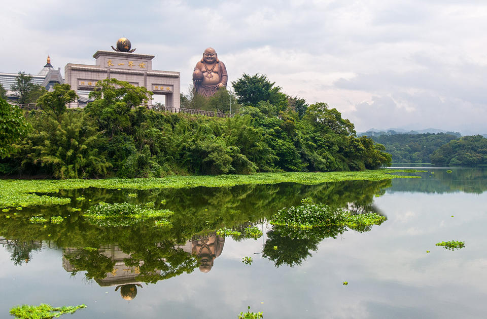 峨眉湖畔旁有一座高達72公尺的彌勒佛雕像，堪稱全亞洲最高。圖/觀光局