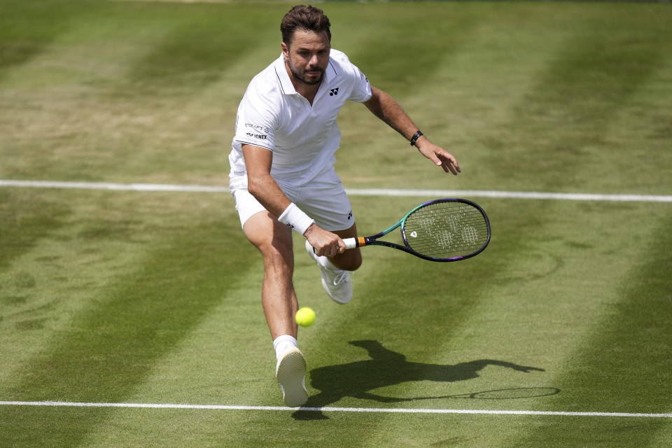 Stan Wawrinka, de Suiza, alcanza una pelota en su partido contra el argentino Tomás Martín Etcheverry, en individuales del torneo de tenis de Wimbledon, en Londres, el jueves 6 de julio de 2023. (AP Foto/Alberto Pezzali)