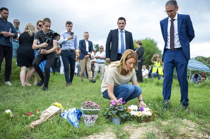 ARCHIVO - La eurodiputada Roberta Metsola deposita flores durante una concentración silenciosa para recordar a Daphne Caruana Galizia, Malta, el domingo 16 de octubre de 2022.