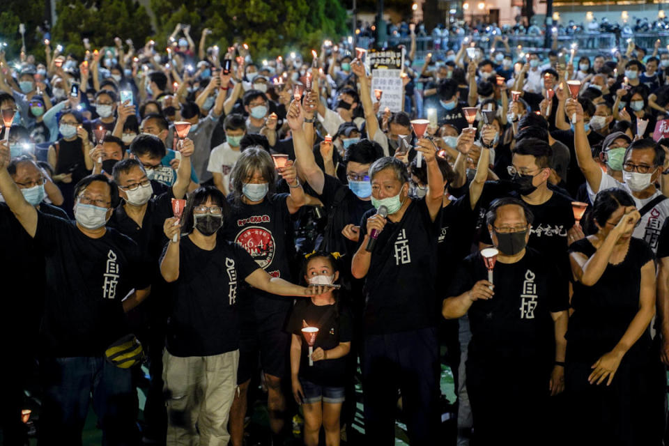 2020年6月4日，維園六四燭光悼念活動開始，李卓人等持咪領導眾人高叫口號，8時09分，呼籲現場人士為六四死難者默哀。