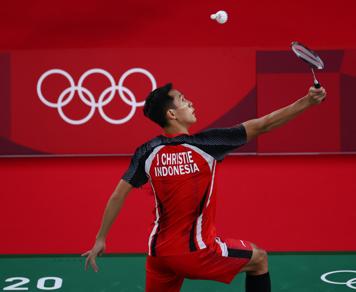 Tokyo 2020 Olympics - Badminton - Men's Singles - Group Stage - MFS - Musashino Forest Sport Plaza, Tokyo, Japan - July 24, 2021. Jonatan Christie of Indonesia in action during the match against Aram Mahmoud of the Refugee Olympic Team. REUTERS/Leonhard Foeger