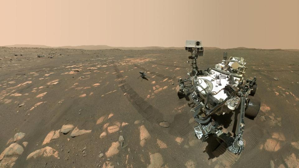 Dieses Handout der US-Raumfahrtbehörde Nasa zeigt den US-Rover «Perseverance» (r) neben dem Mini-Hubschrauber «Ingenuity» (M) auf dem Mars.