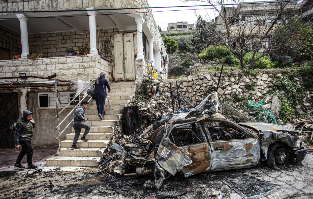 Voiture carbonisée après un raid israélien fin mars dans le camp de réfugiés deJénine en Cisjordanie, au cours duquel 3 Palestiniens ont été tués par balle.