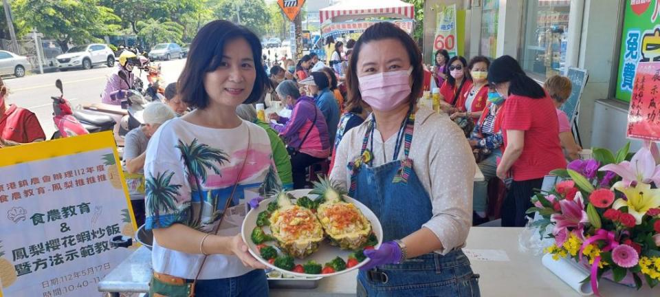 東港鎮農會「食農教育-鳳梨推推推」農特產品展售暨農村好物推廣活動，由農會祥和家政班種子教師鄭珮玟（右） 示範如何烹調出色香味俱全的鳳梨櫻花蝦炒飯。（記者鄭伯勝攝）