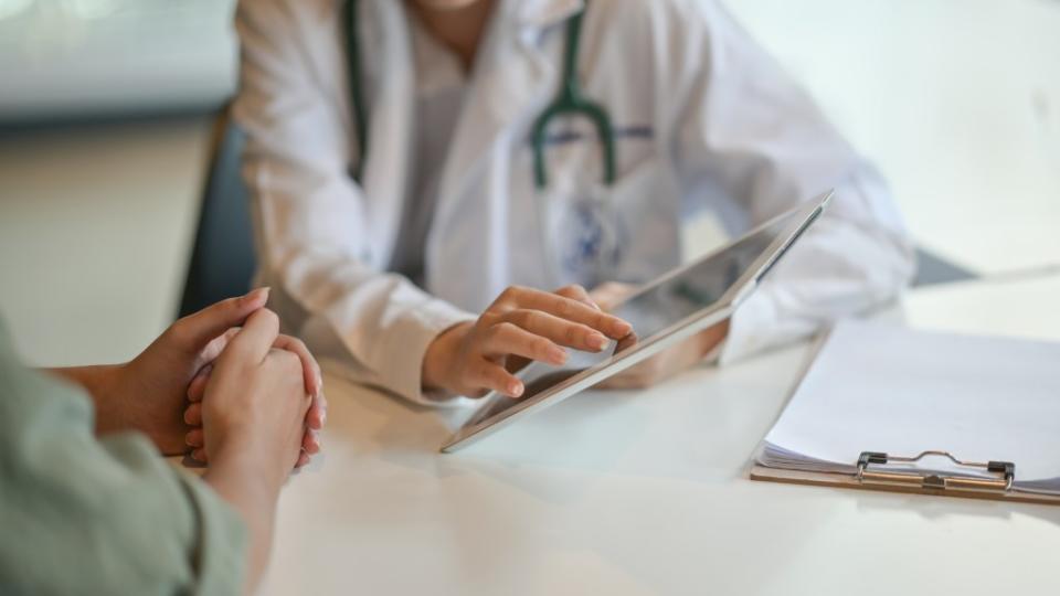 Female doctors take more time with patients than their male counterparts. bongkarn – stock.adobe.com