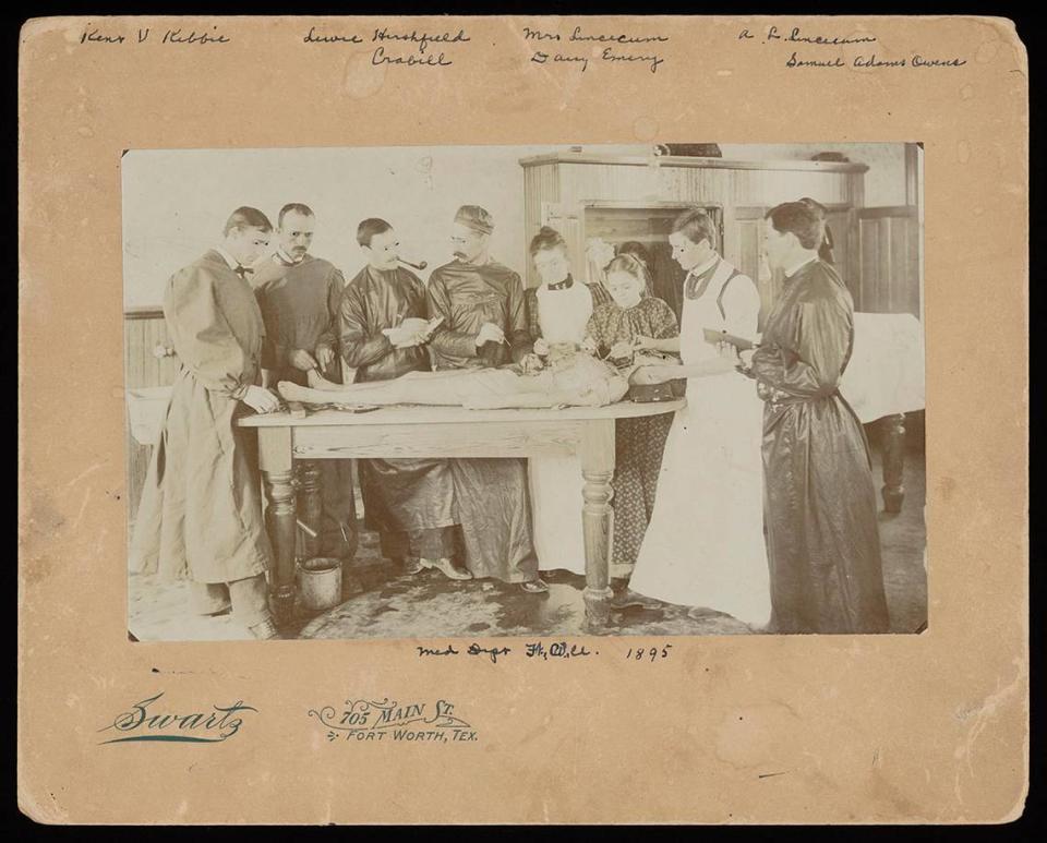 Medical student Daisy Emery participated in an autopsy at Fort Worth Medical College in 1895 with her other classmates. There is little information about the other woman, presumably Mrs. A. L. Lincecum. 