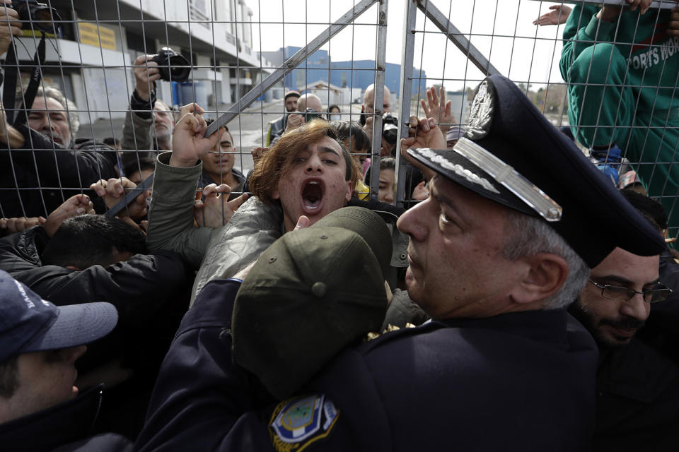 Scuffle between police and migrants