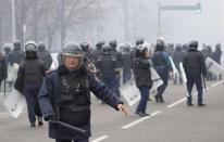 Policiais antidistúrbio patrulham rua de Almaty durante os protestos contra o aumento da energia, em 5 de janeiro de 2022 (AFP/Abduaziz Madyarov)
