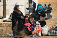 Displaced Iraqi people who fled their homes during a battle between Iraqi forces and Islamic State militants, gather at a checkpoint to be transfer to Hammam al-Alil camp, in Mosul, Iraq, March 20, 2017. REUTERS/Thaier Al-Sudani