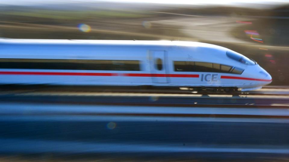 Ein ICE-Sonderzug auf der ICE-Neubaustrecke München - Berlin.