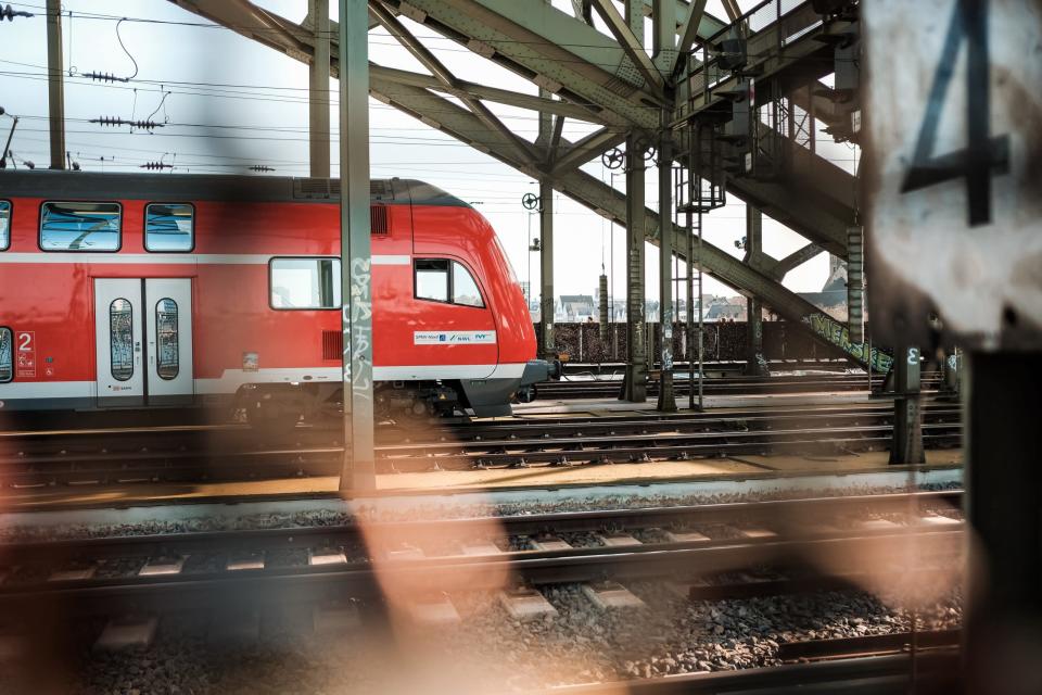 Das 9-Euro-Ticket hat zwar mehr Menschen zum Bahnfahren veranlasst – der Autoverkehr hat sich allerdings nicht verändert. - Copyright: Getty Images