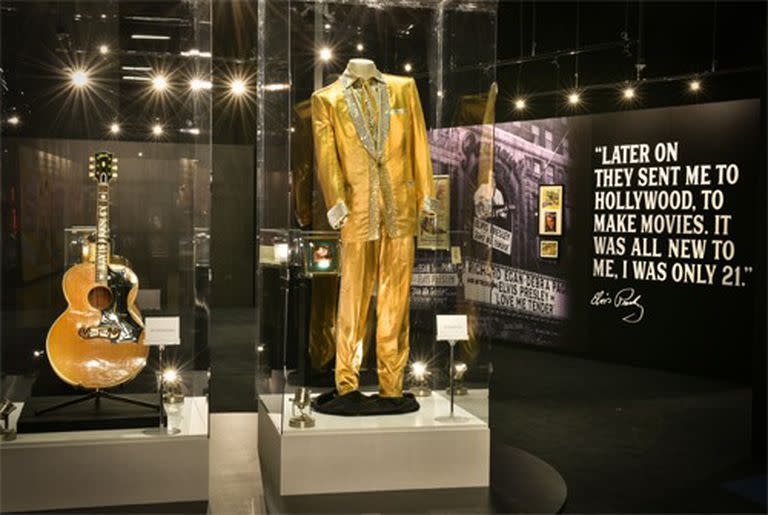 El &quot;salón de la fama&quot; de Elvis primero estuvo en la sala de la televisión y actualmente está en otro edificio dentro del complejo de Graceland